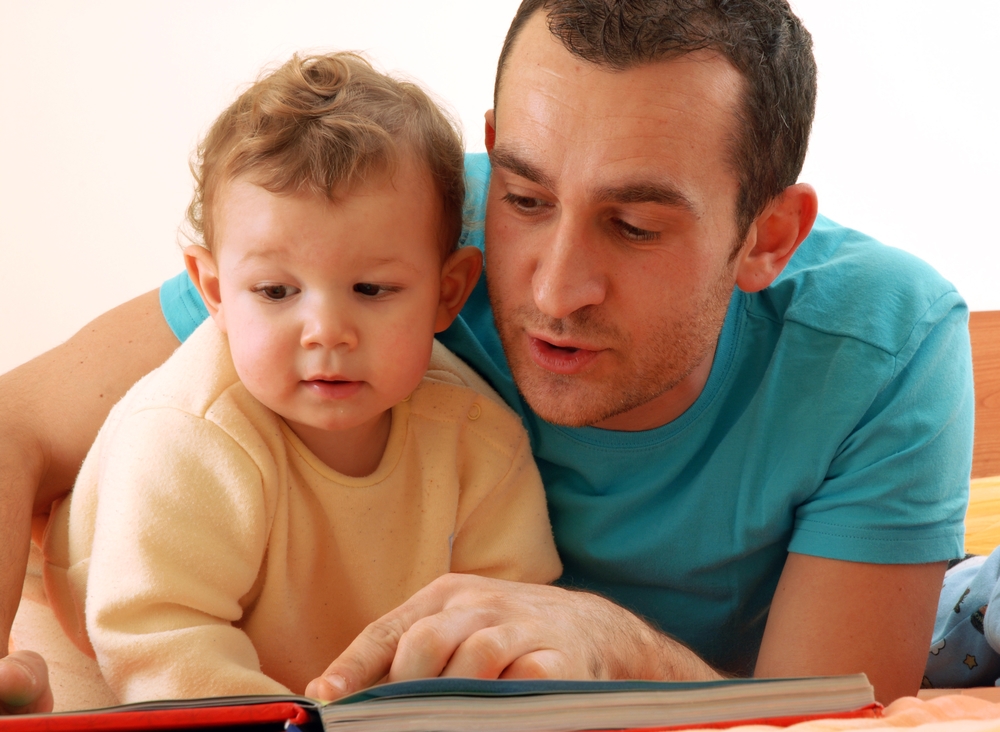 Папа и ребенок читают книги развивающие для детей